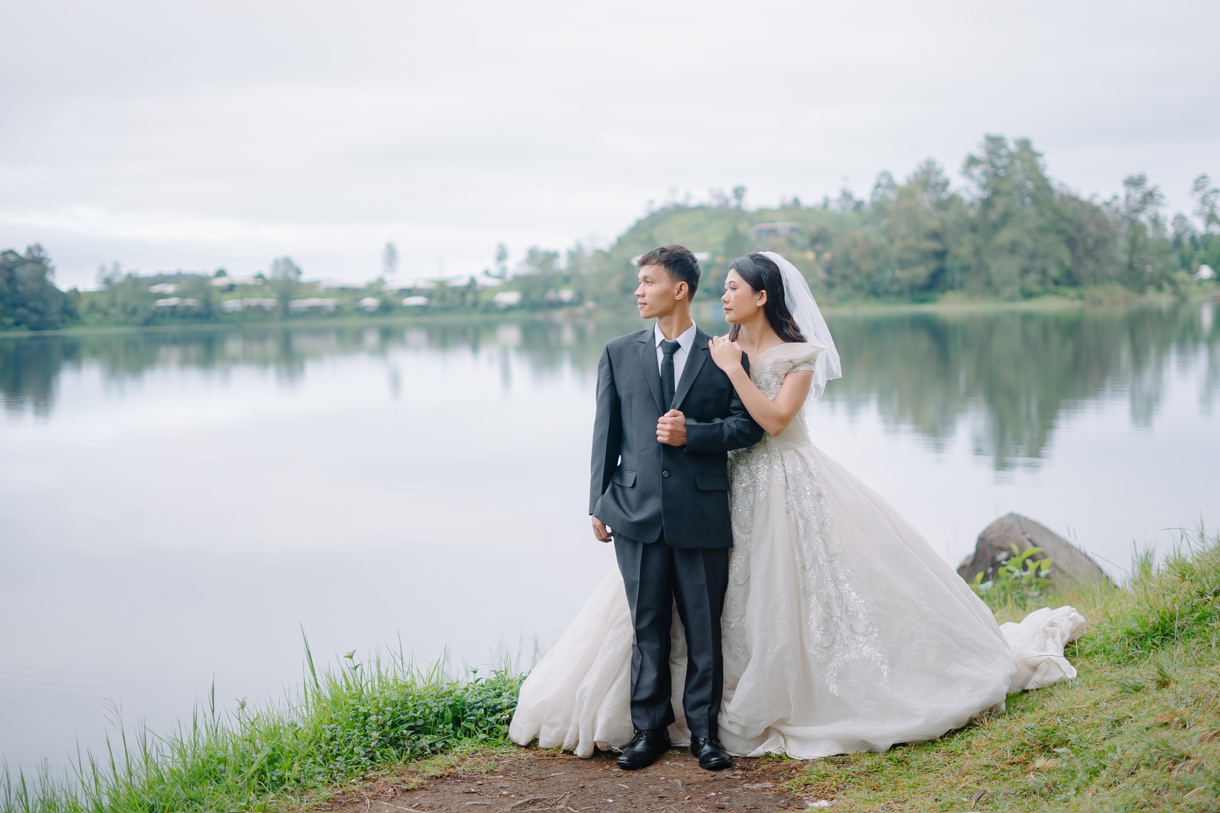 Pasangan pengantin di tepi danau
